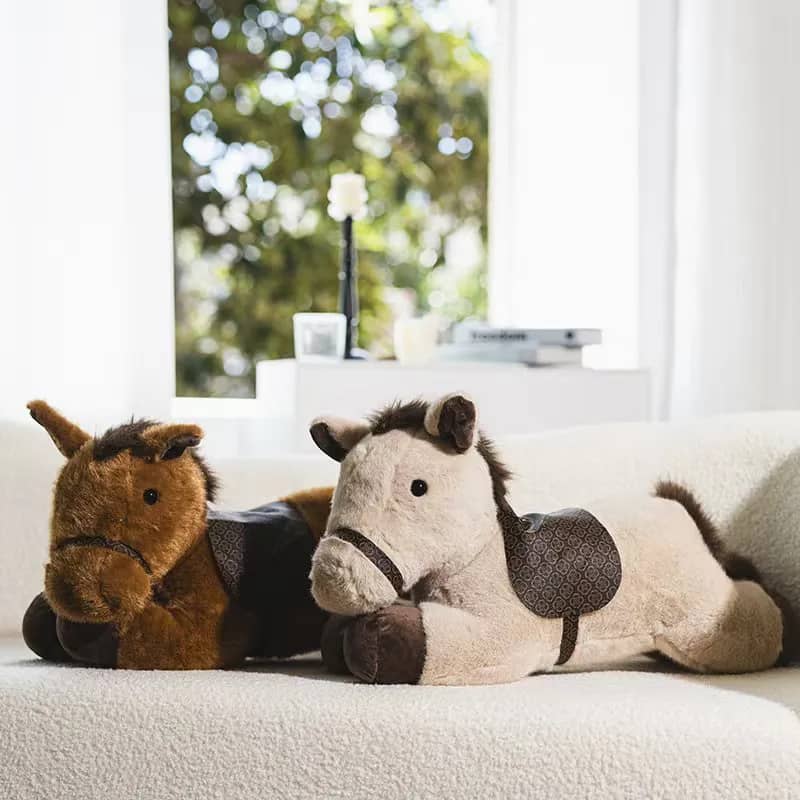 Peluche caballo tumbado: Decoración infantil suave