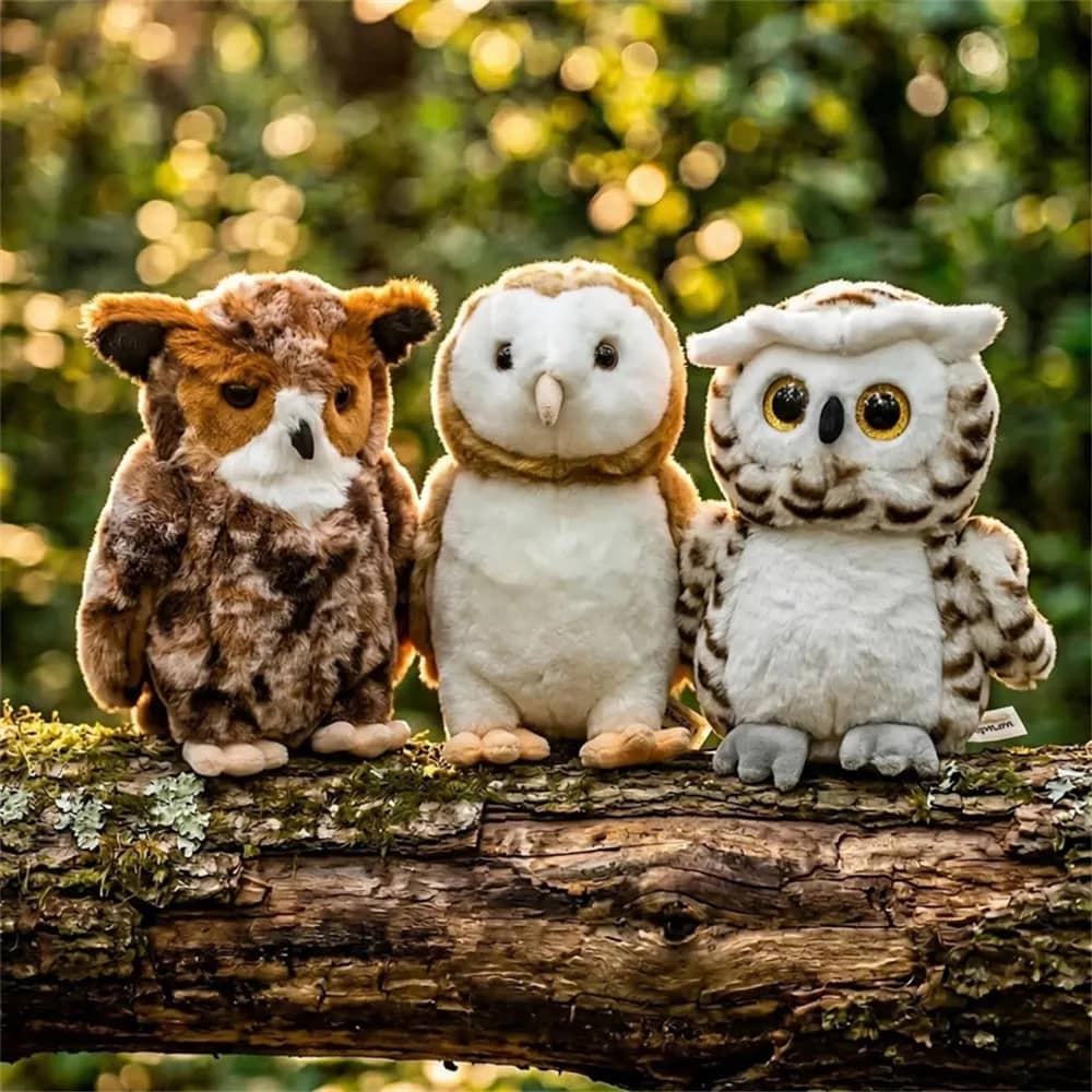 Peluche búho realista: suave muñeco de ave.